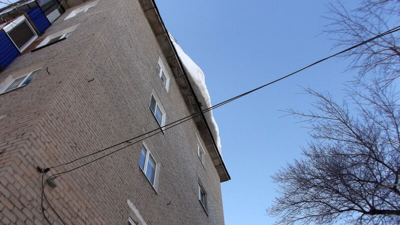 Снег на крышах медногорских домов